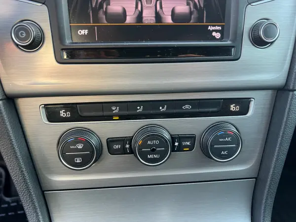 Volkswagen Golf 1.6 TDi Highline 23