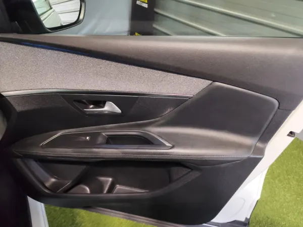 Peugeot 3008 PureTech 130 Stop & Start GPF EAT8 Allure 32