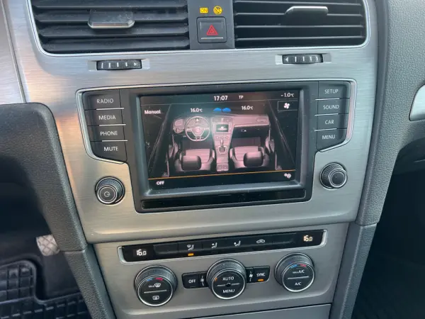 Volkswagen Golf 1.6 TDi Highline 22