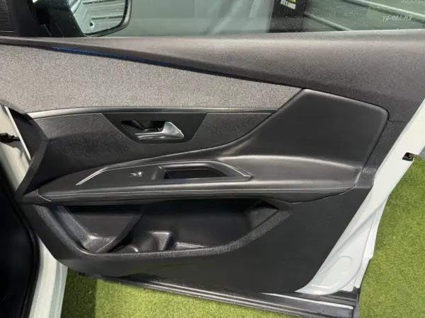 Peugeot 3008 PureTech 130 Stop & Start GPF Allure 31