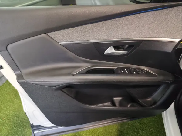 Peugeot 3008 PureTech 130 Stop & Start GPF EAT8 Allure 33