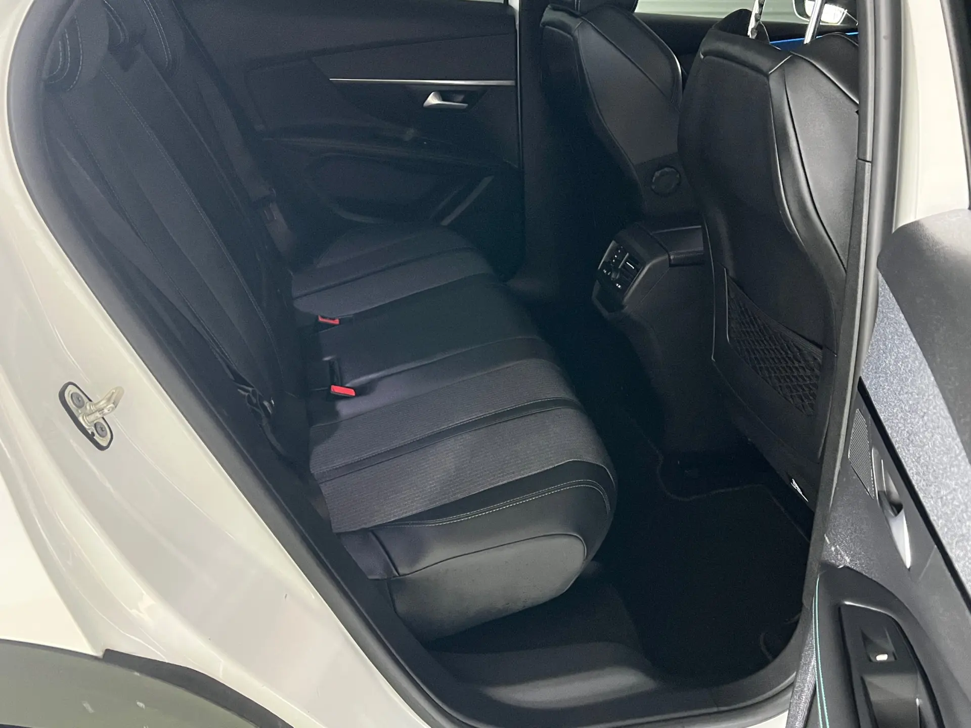 Peugeot 3008 1.2 PureTech Allure Pack EAT8 21