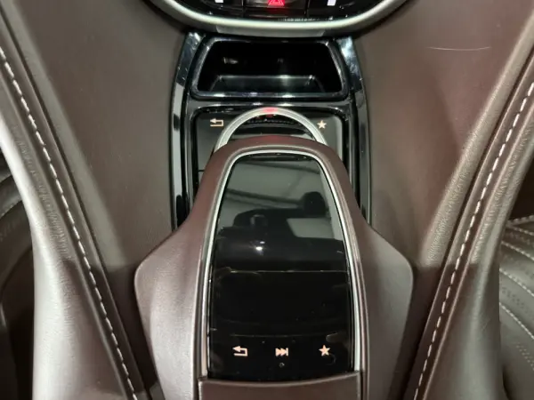 Aston Martin DB11 Coupé V8 Auto 38