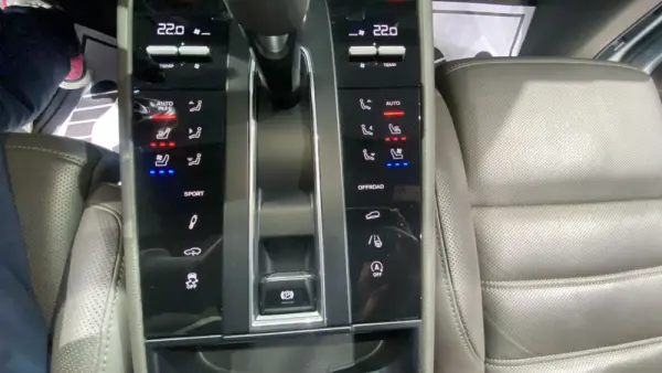 Porsche Macan Outro 18