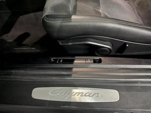 Porsche 718 Cayman 12