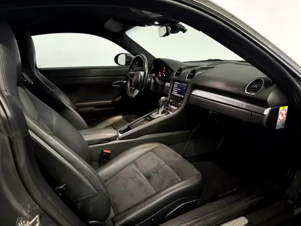 Porsche 718 Cayman 30