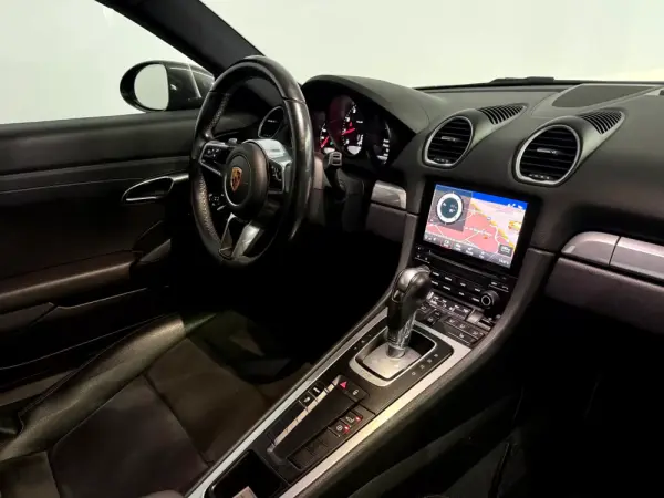 Porsche 718 Cayman 31