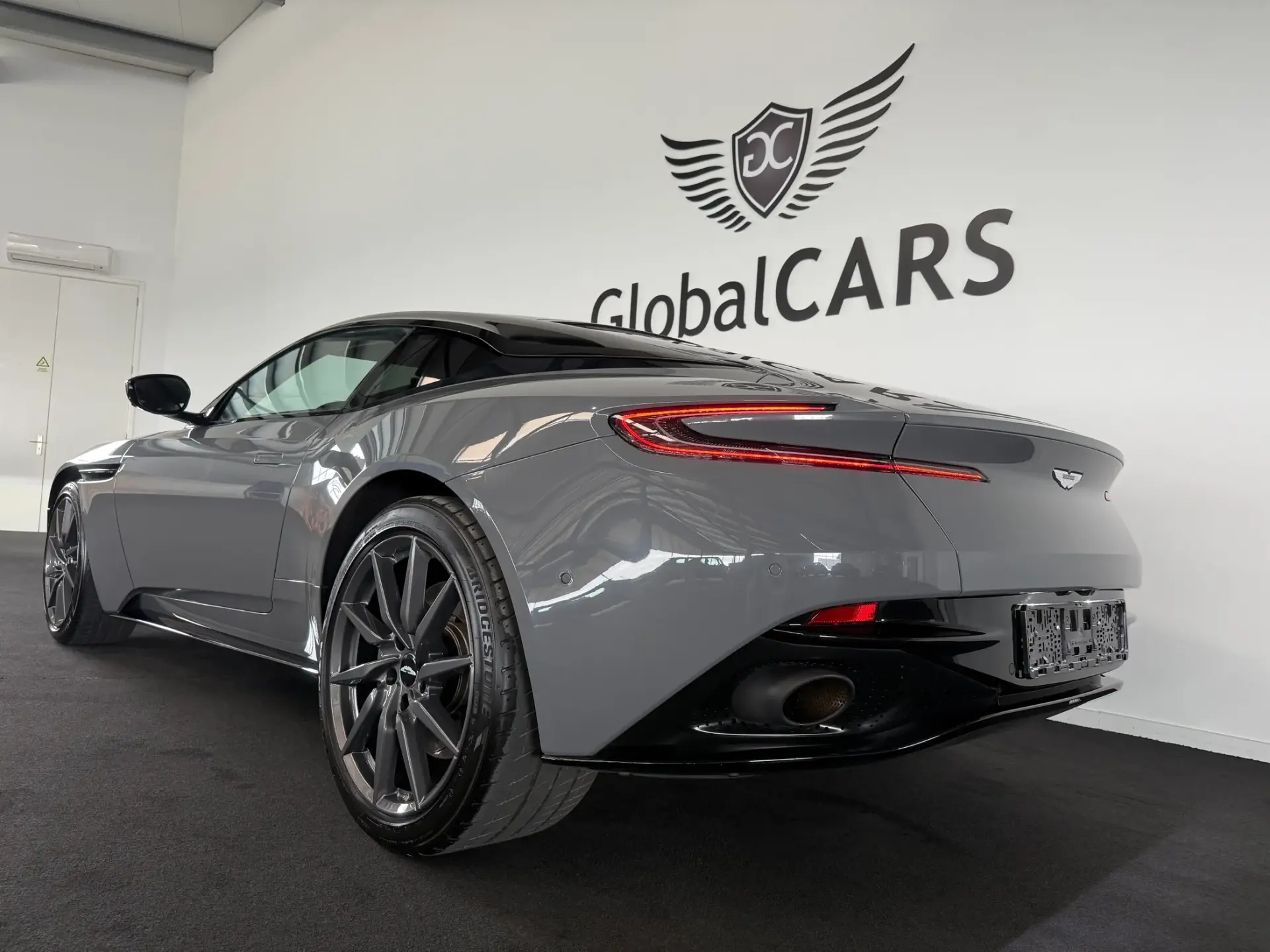 Aston Martin DB11 Coupé V8 Auto 18