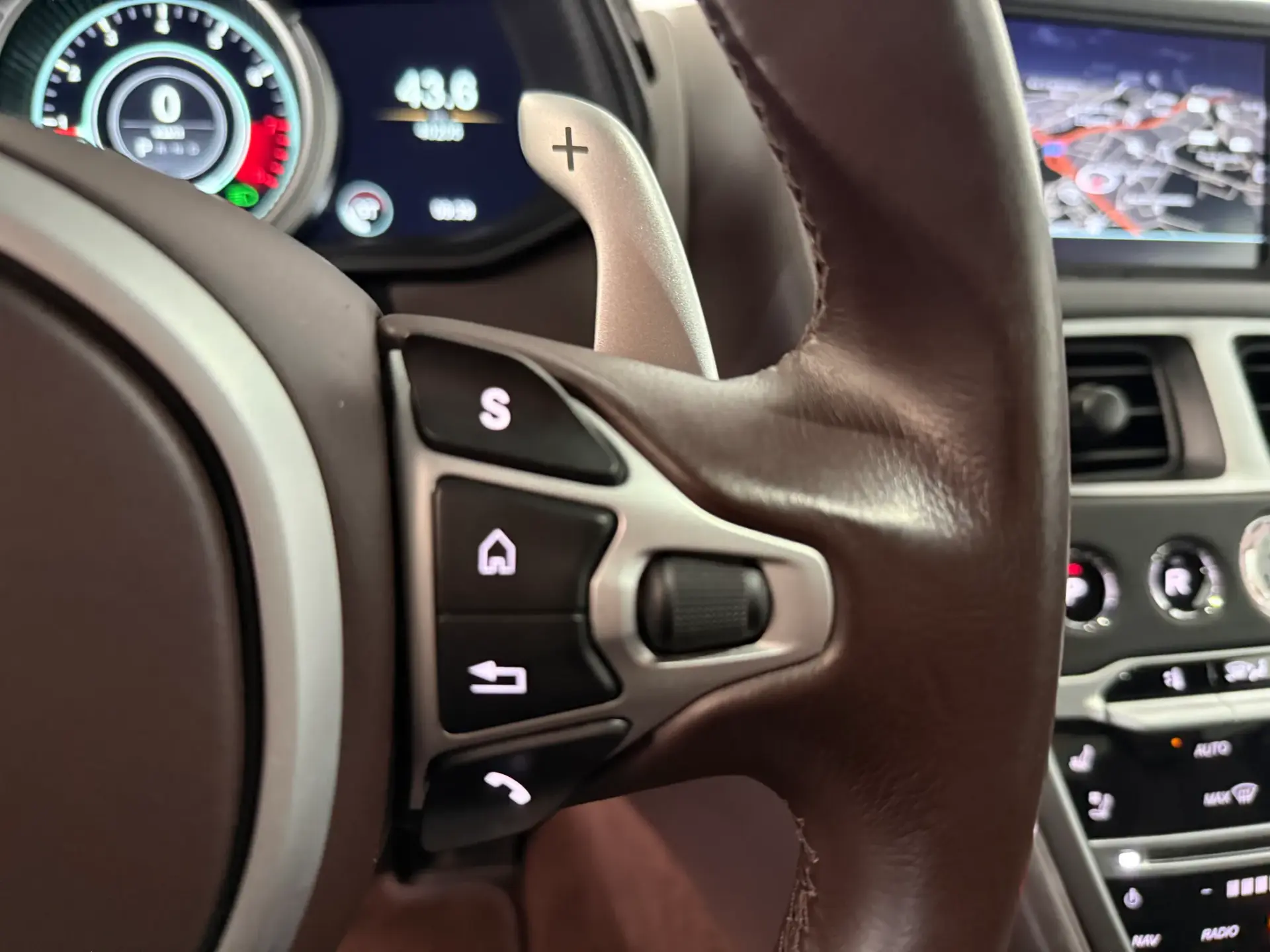 Aston Martin DB11 Coupé V8 Auto 33