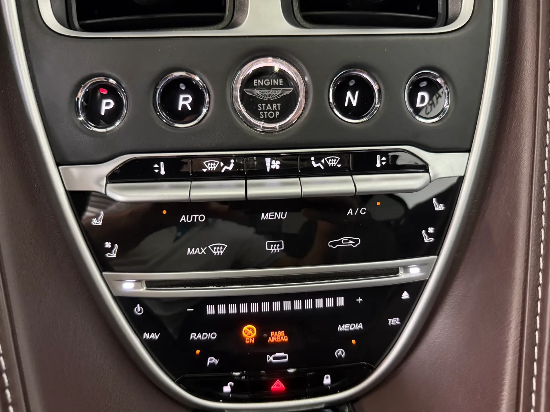 Aston Martin DB11 Coupé V8 Auto 37