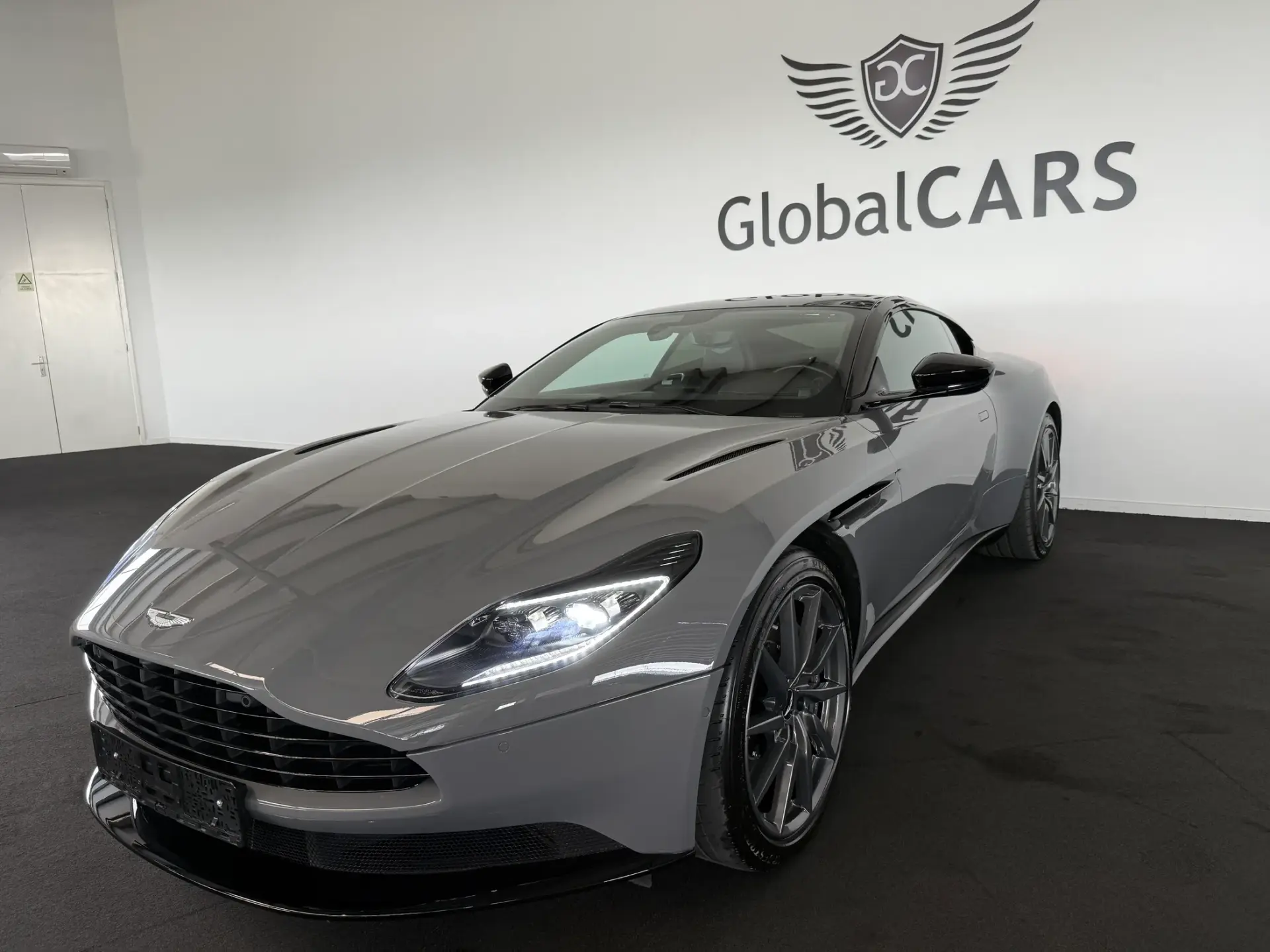 Aston Martin DB11 Coupé V8 Auto 40