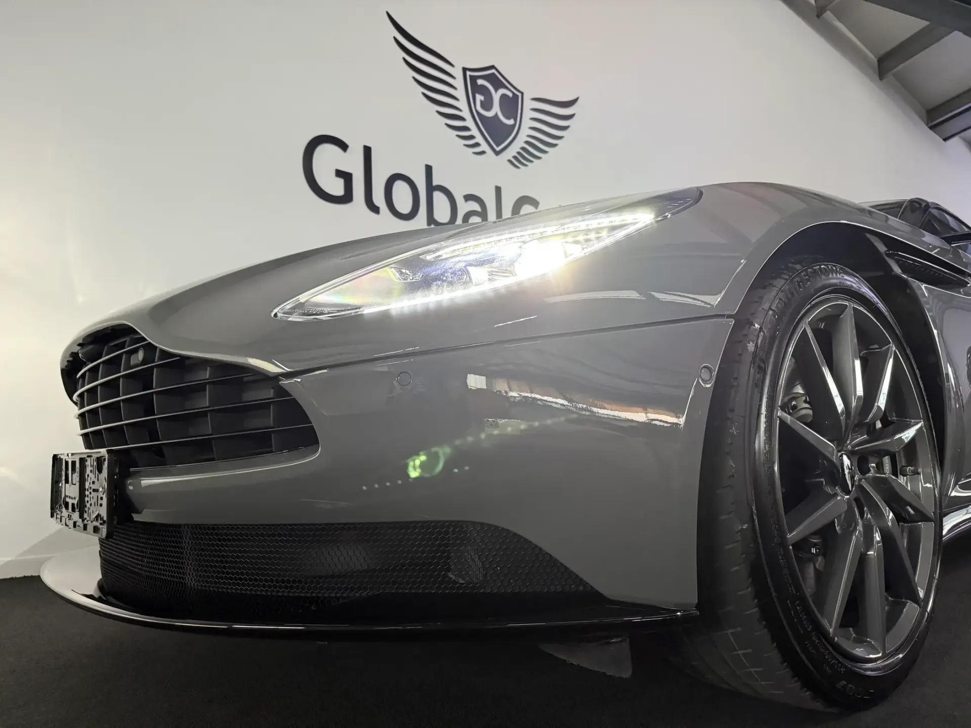 Aston Martin DB11 Coupé V8 Auto 57