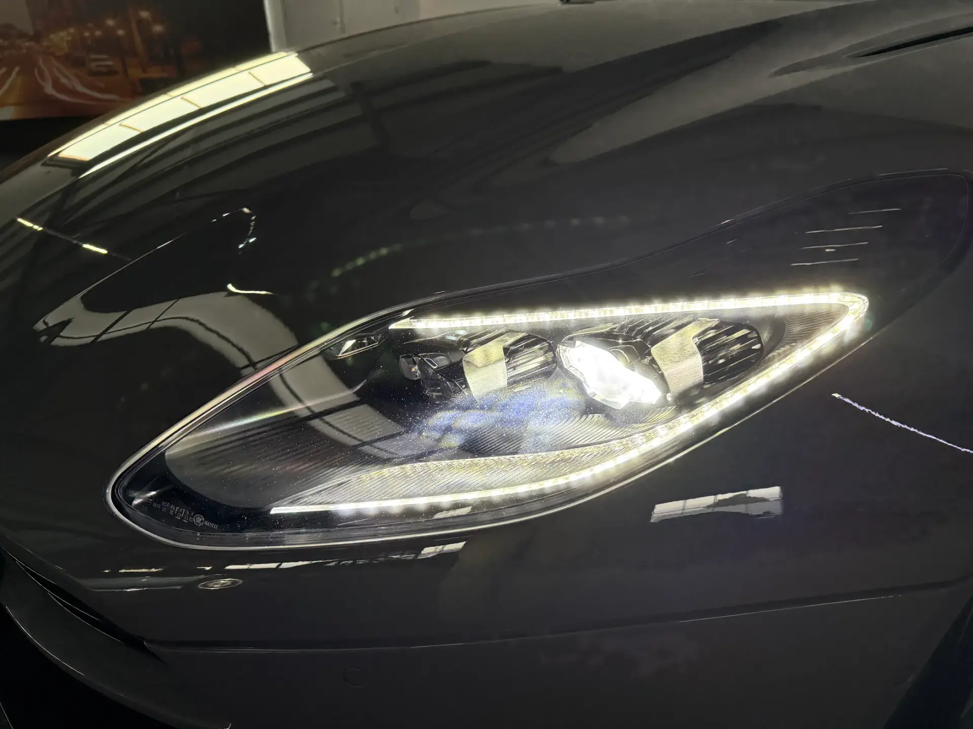 Aston Martin DB11 Coupé V8 Auto 60