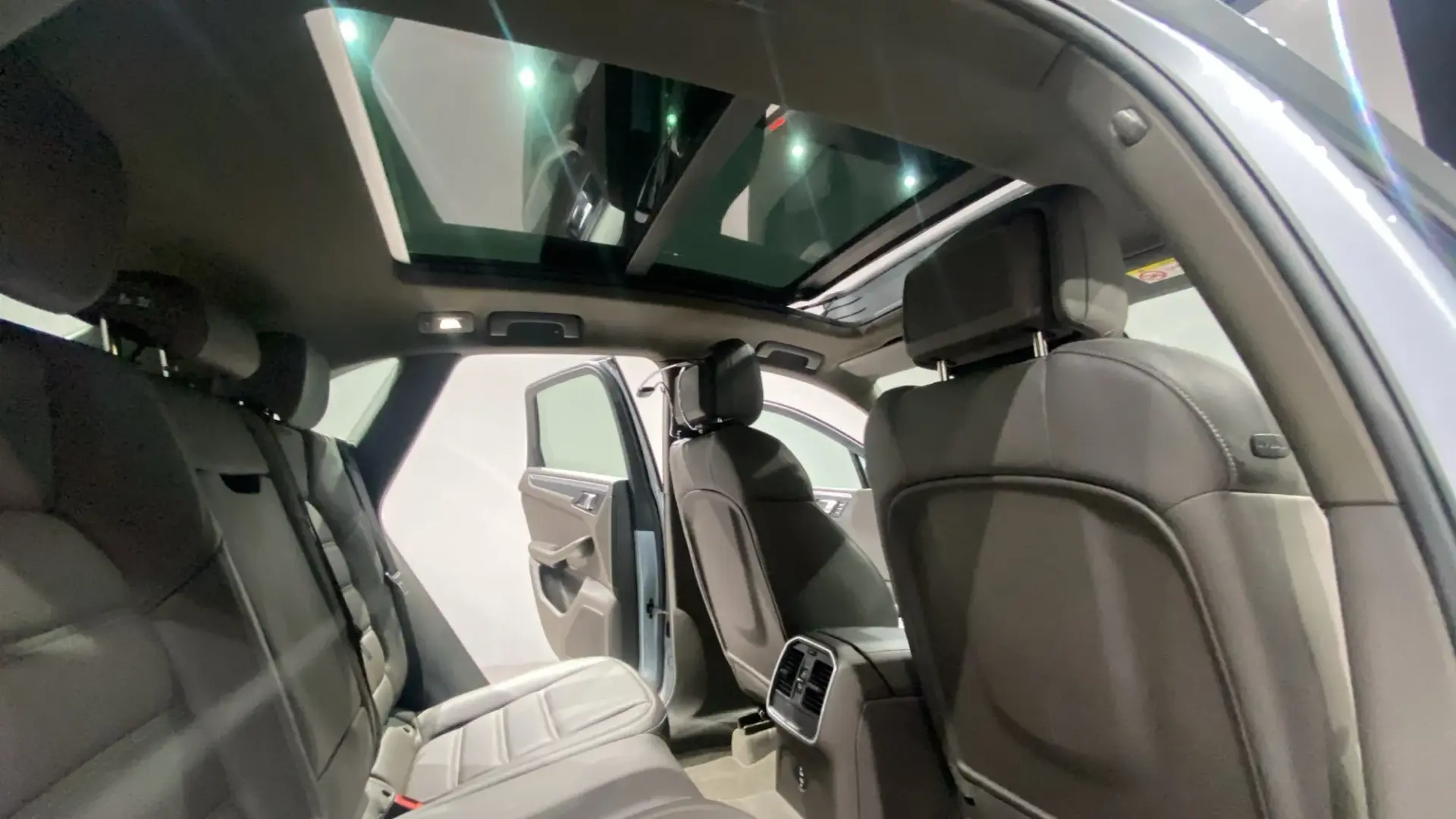 Porsche Macan Outro 14