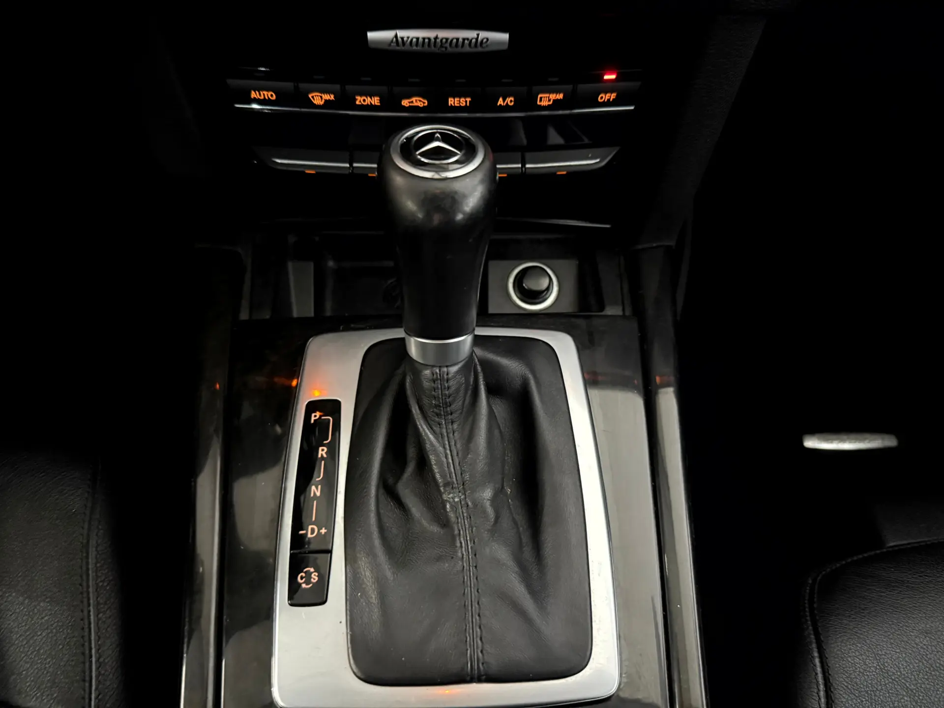 Mercedes-Benz E 250 CDi Elegance BlueEfficiency Auto. 24