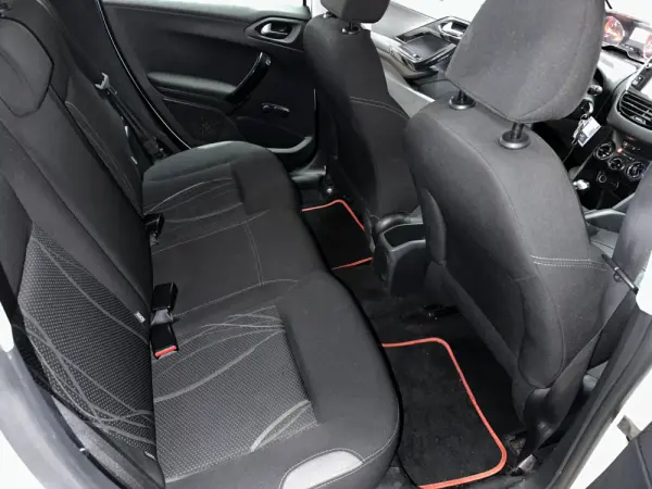 Peugeot 2008 1.2 PureTech Style 9