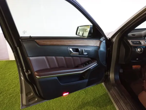 Mercedes-Benz E 300 Bluetec Hybrid Avantgarde 22