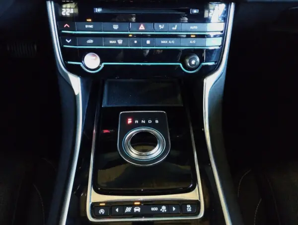 Jaguar XE 2.0 D R-Dynamic SE 17