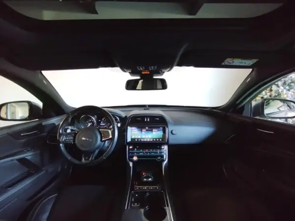 Jaguar XE 2.0 D R-Dynamic SE 10