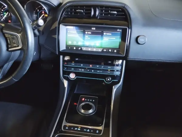 Jaguar XE 2.0 D R-Dynamic SE 15