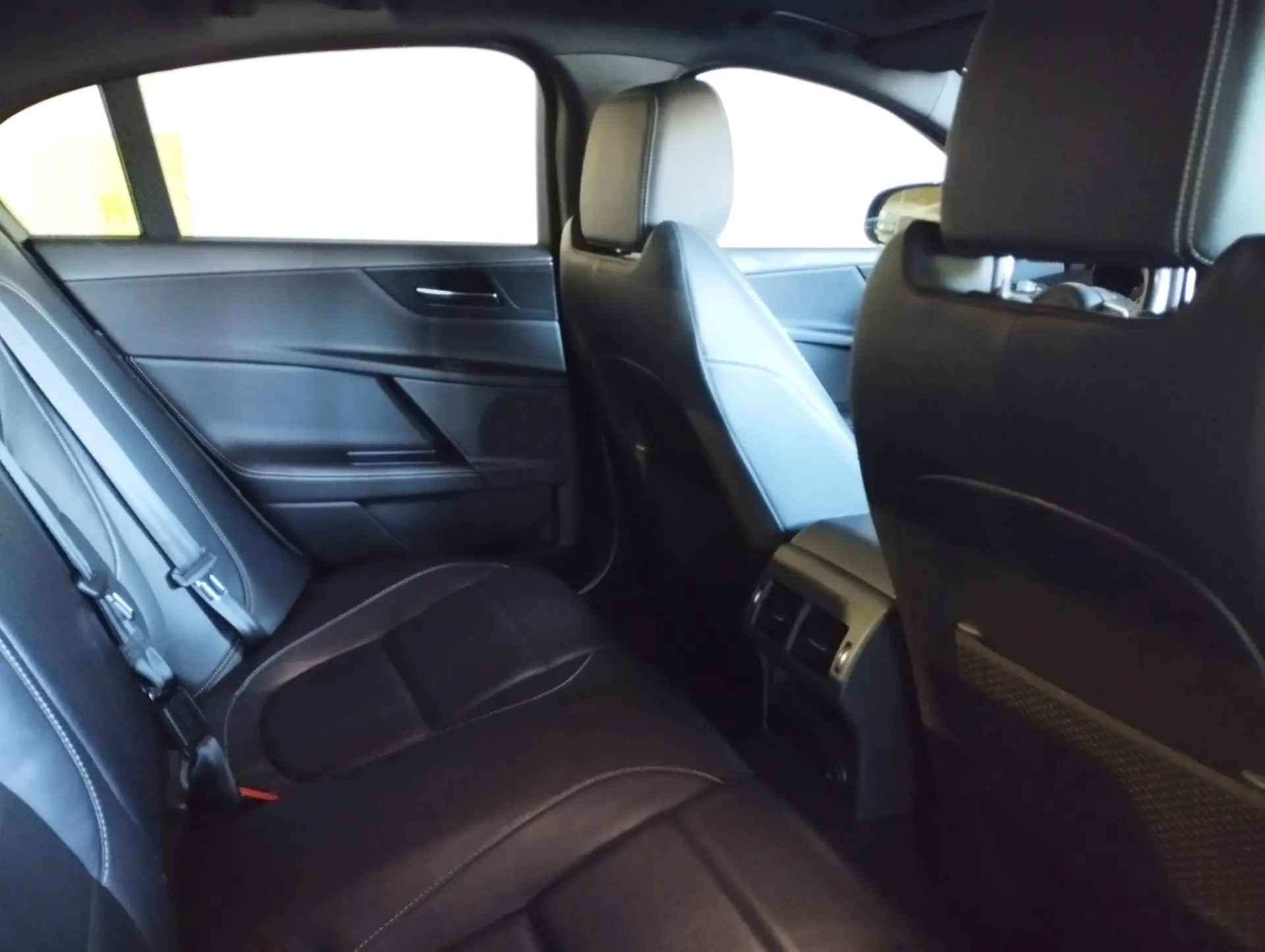 Jaguar XE 2.0 D R-Dynamic SE 9