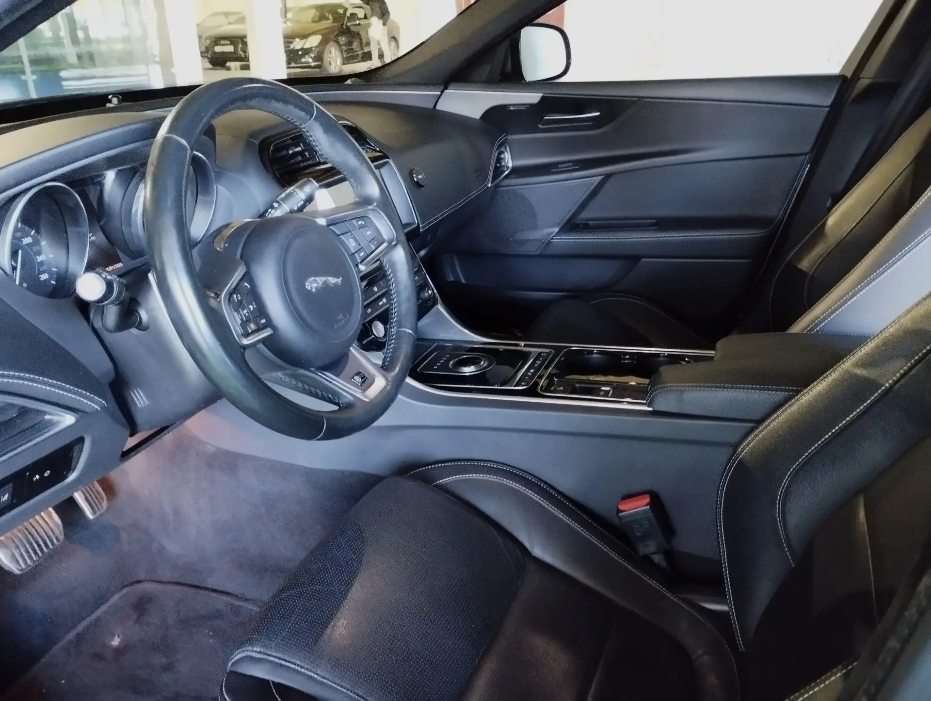 Jaguar XE 2.0 D R-Dynamic SE 13