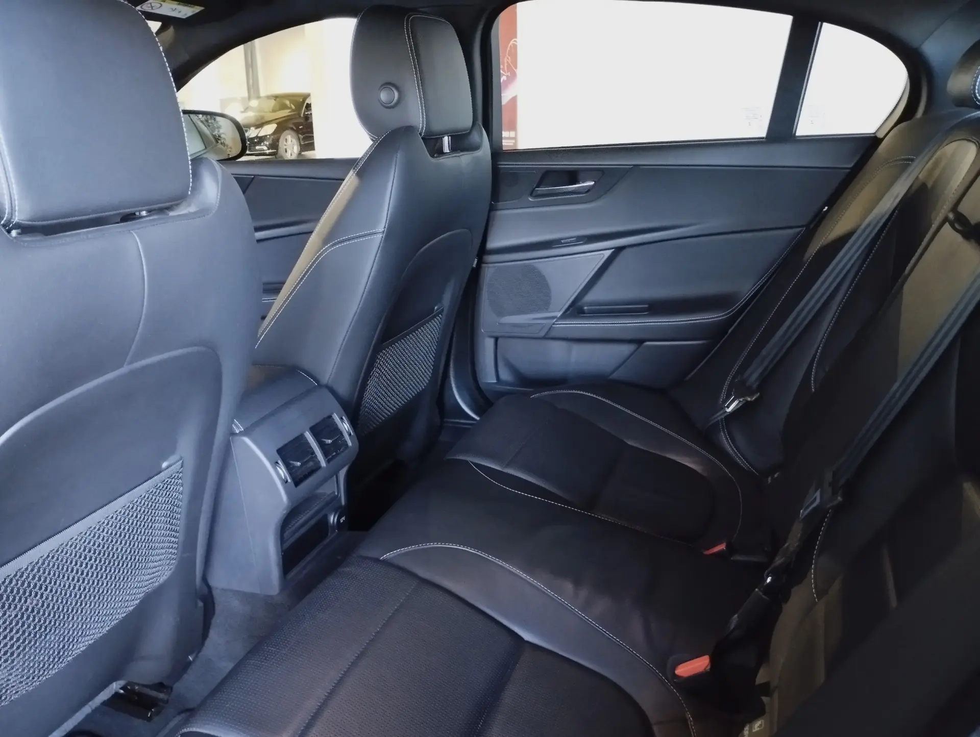 Jaguar XE 2.0 D R-Dynamic SE 14