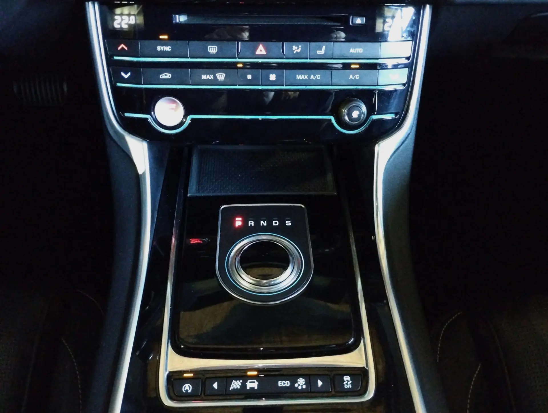 Jaguar XE 2.0 D R-Dynamic SE 17