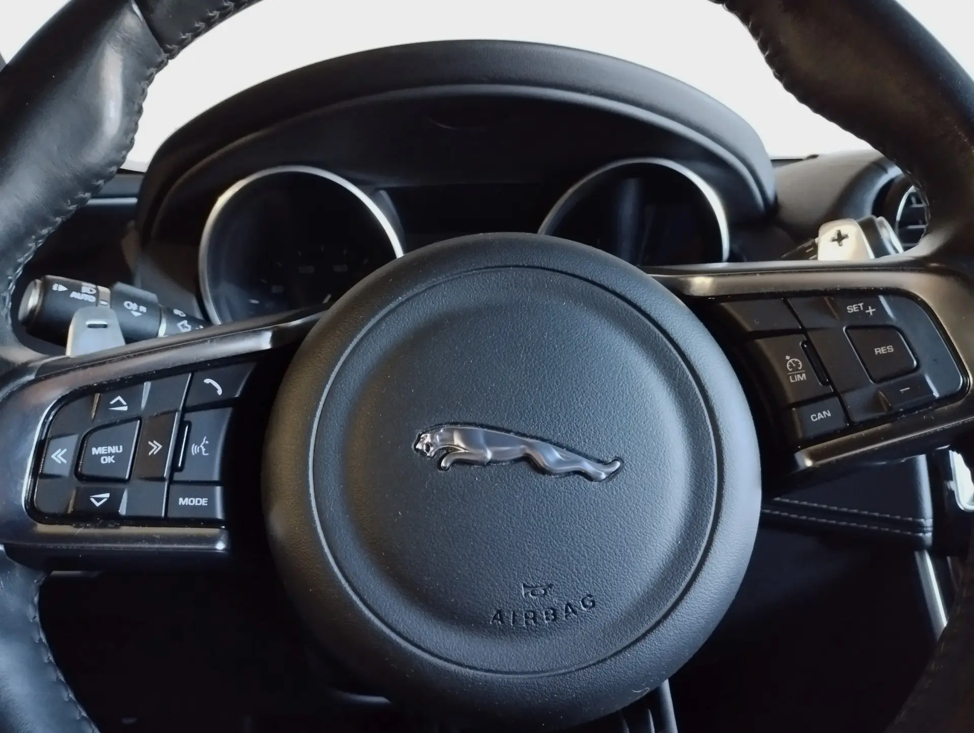 Jaguar XE 2.0 D R-Dynamic SE 18