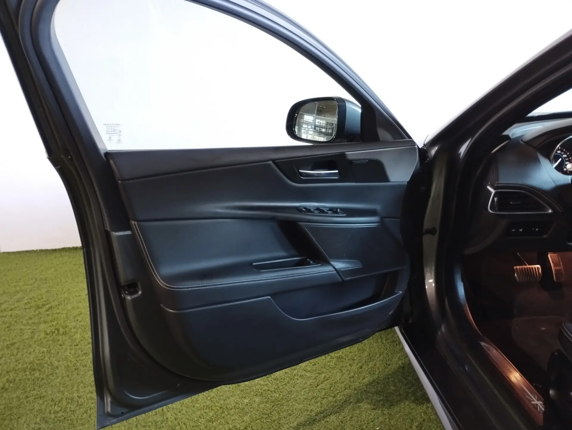 Jaguar XE 2.0 D R-Dynamic SE 24