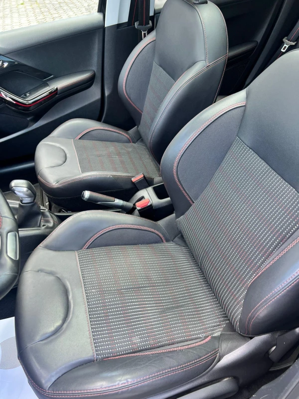Peugeot 208 GTLine 16