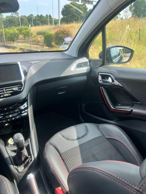Peugeot 208 GTLine 28