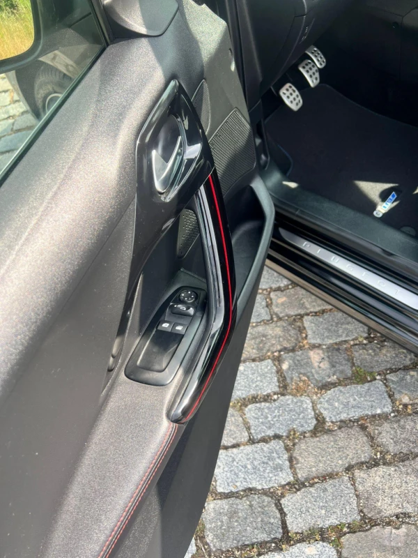 Peugeot 208 GTLine 27