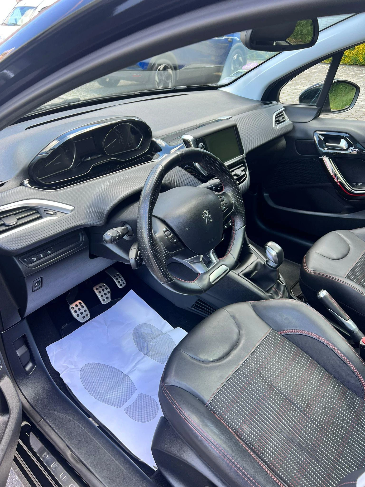 Peugeot 208 GTLine 13