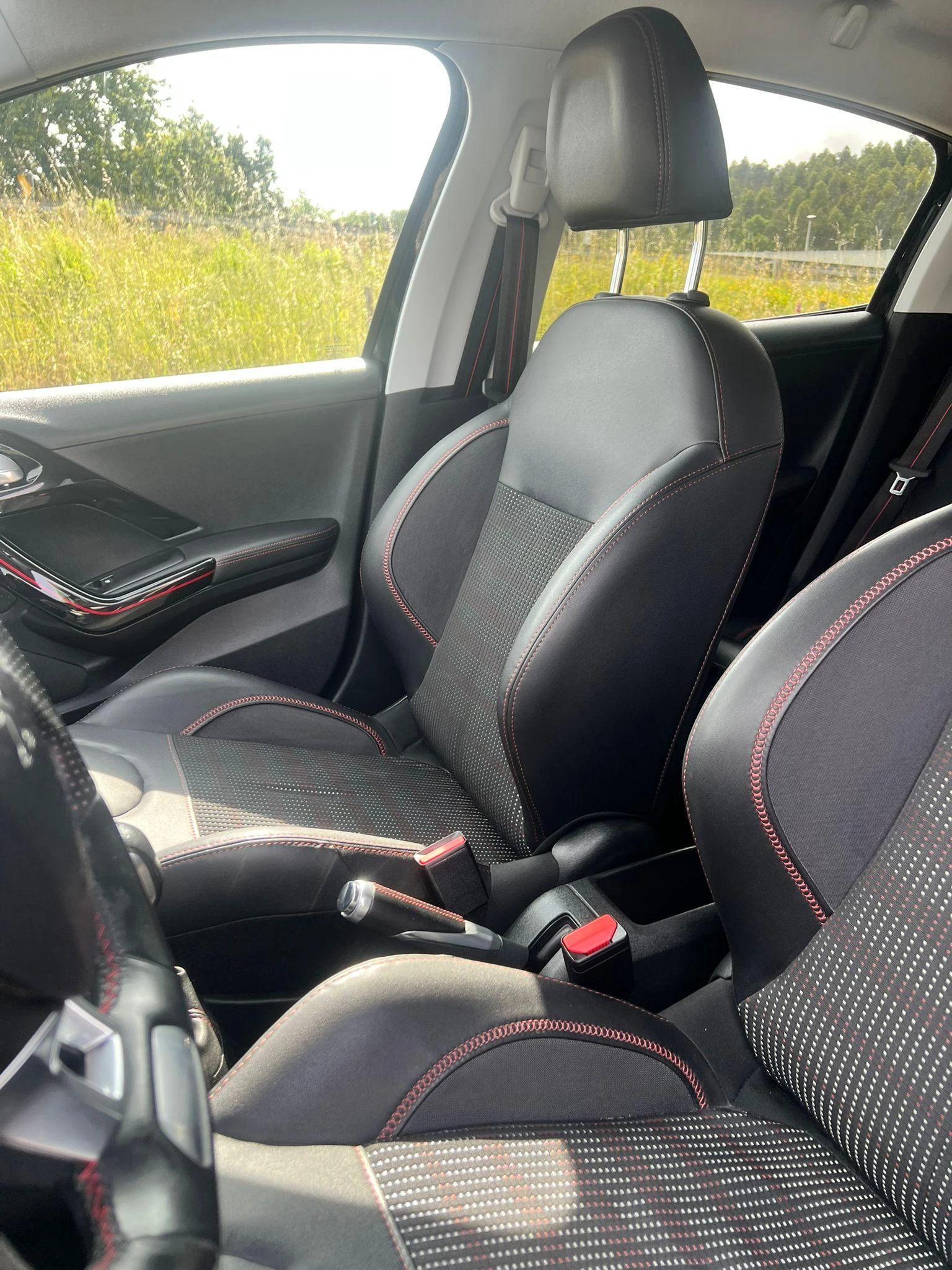 Peugeot 208 GTLine 31