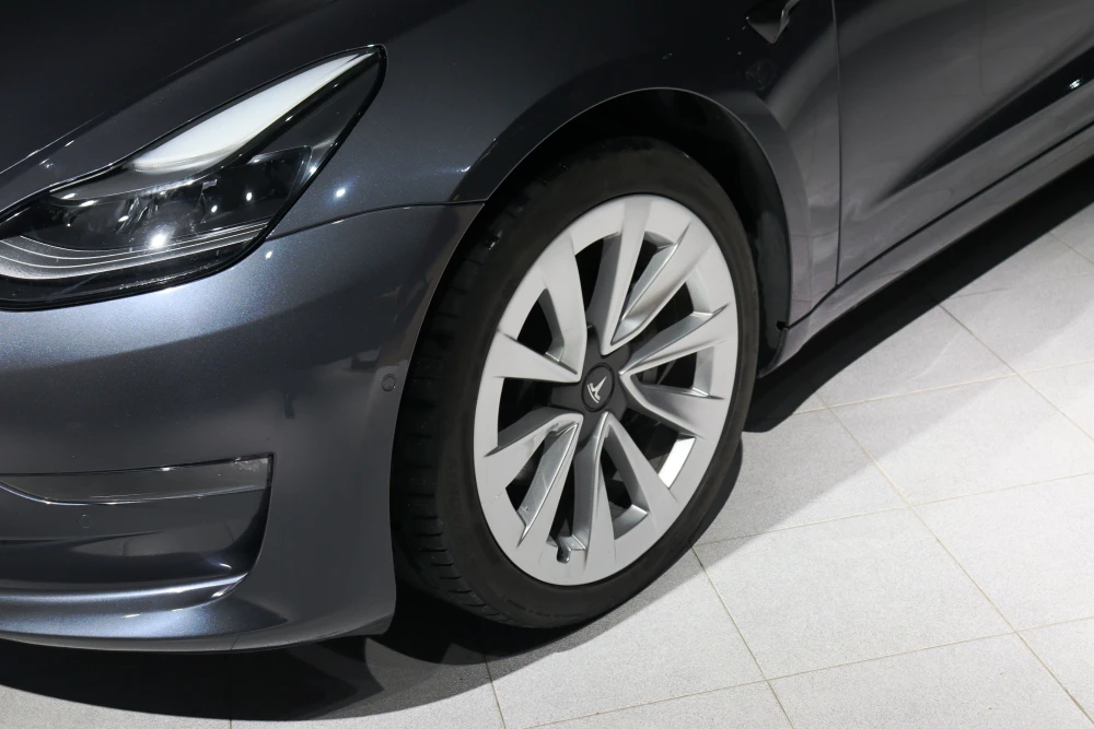 Tesla Model 3 Long Range 16