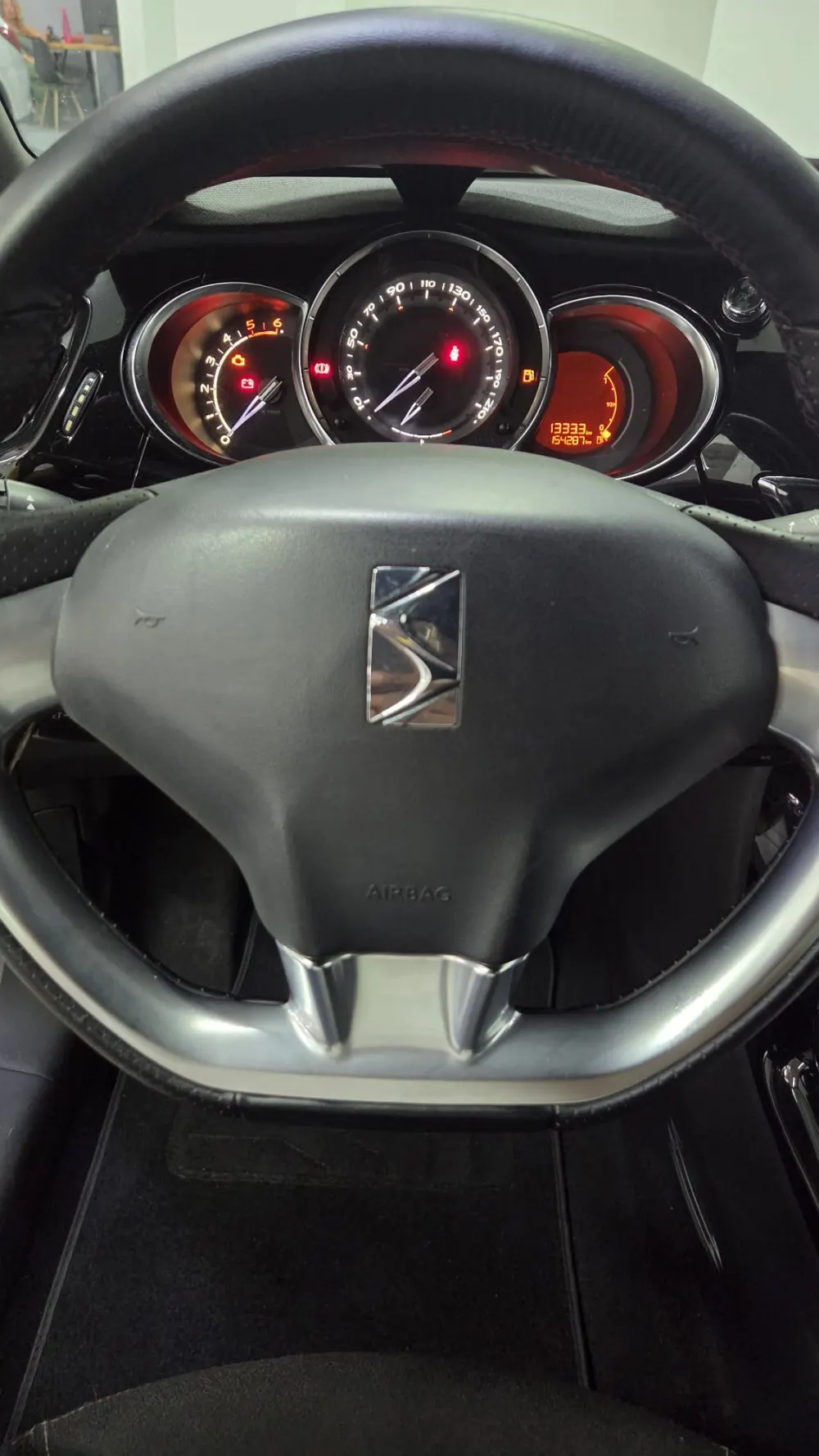 Citroën DS3 1.6 e-HDi So Chic 4