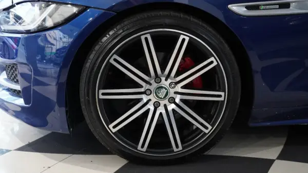 Jaguar XE 2.0 D R-Sport Aut. 3