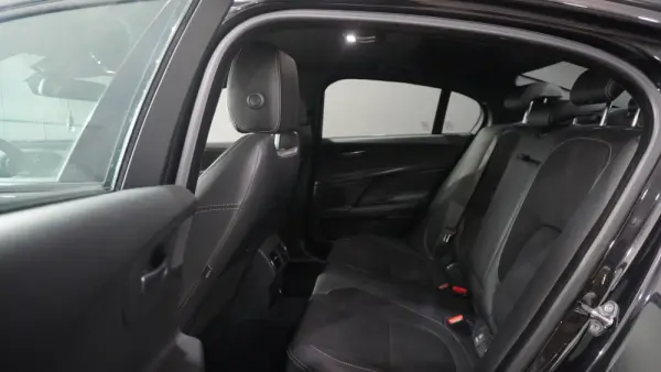 Jaguar XE 2.0 D Prestige 11