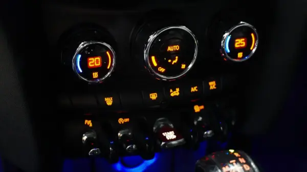 MINI 3 Portas Cooper SD Auto 29