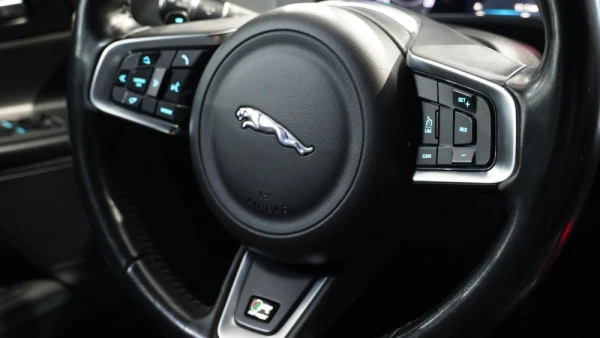 Jaguar XE 2.0 D R-Sport Aut. 13