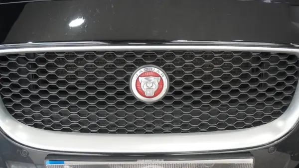 Jaguar XE 2.0 D Prestige 3