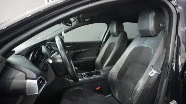 Jaguar XE 2.0 D Prestige 13