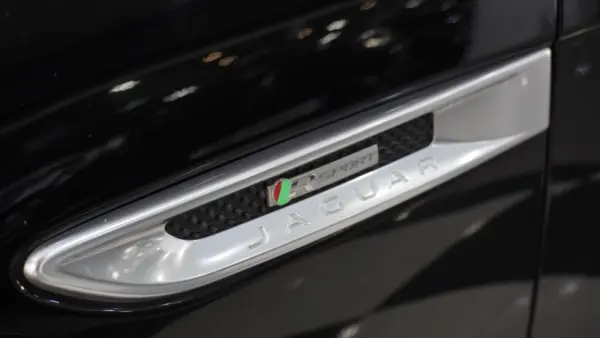 Jaguar XE 2.0 D Prestige 5