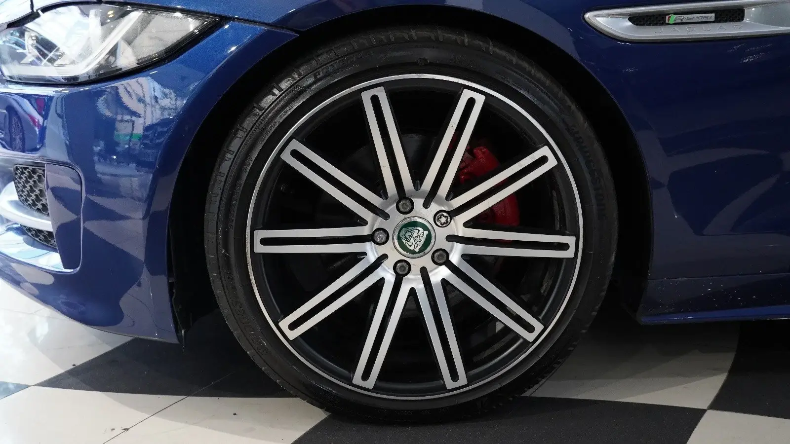 Jaguar XE 2.0 D R-Sport Aut. 3