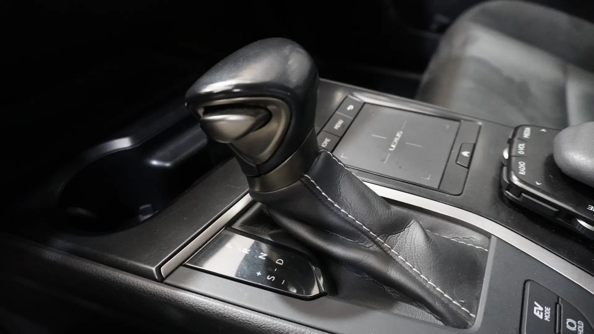 Lexus UX 250h Business 34