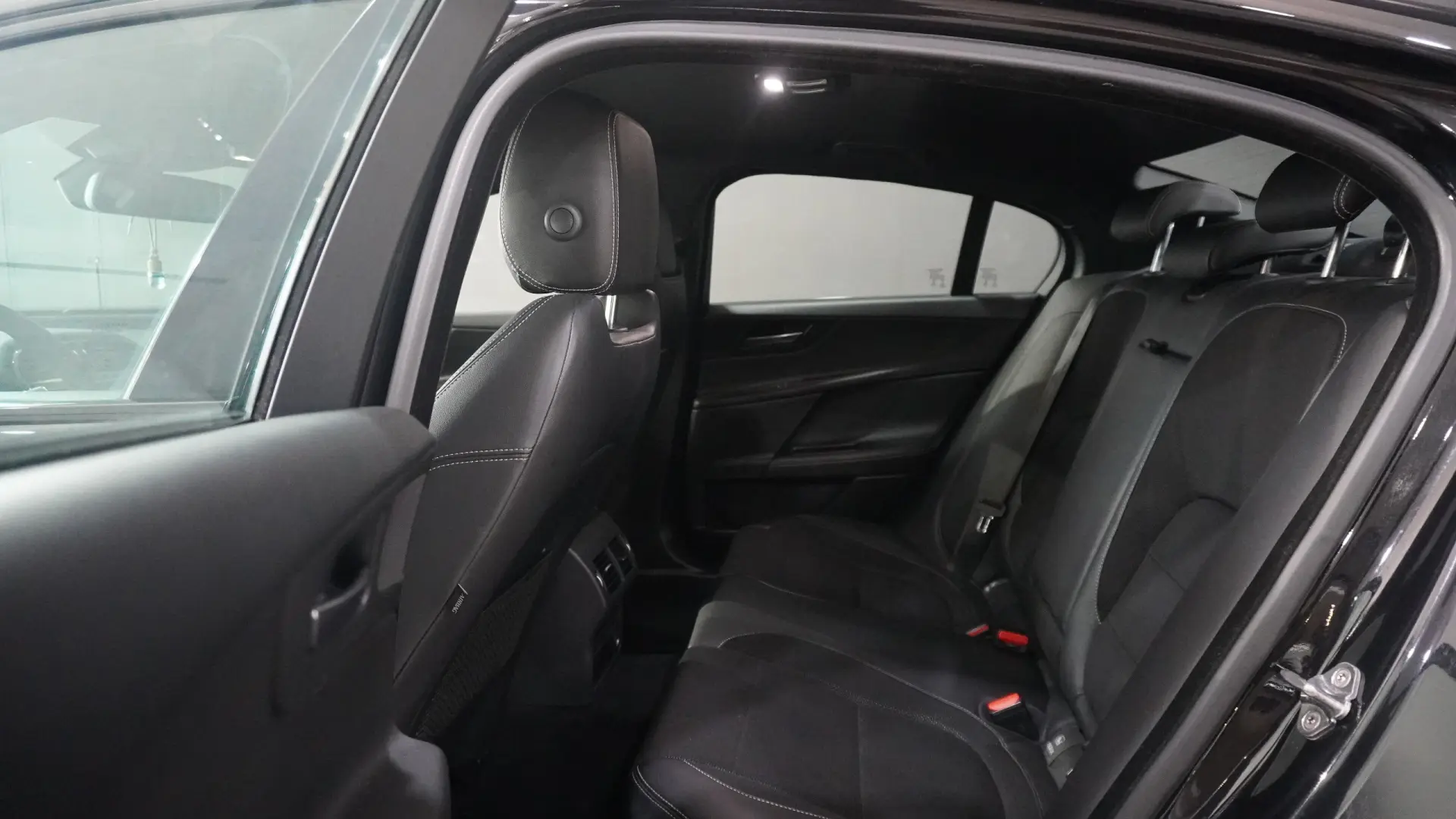 Jaguar XE 2.0 D Prestige 11