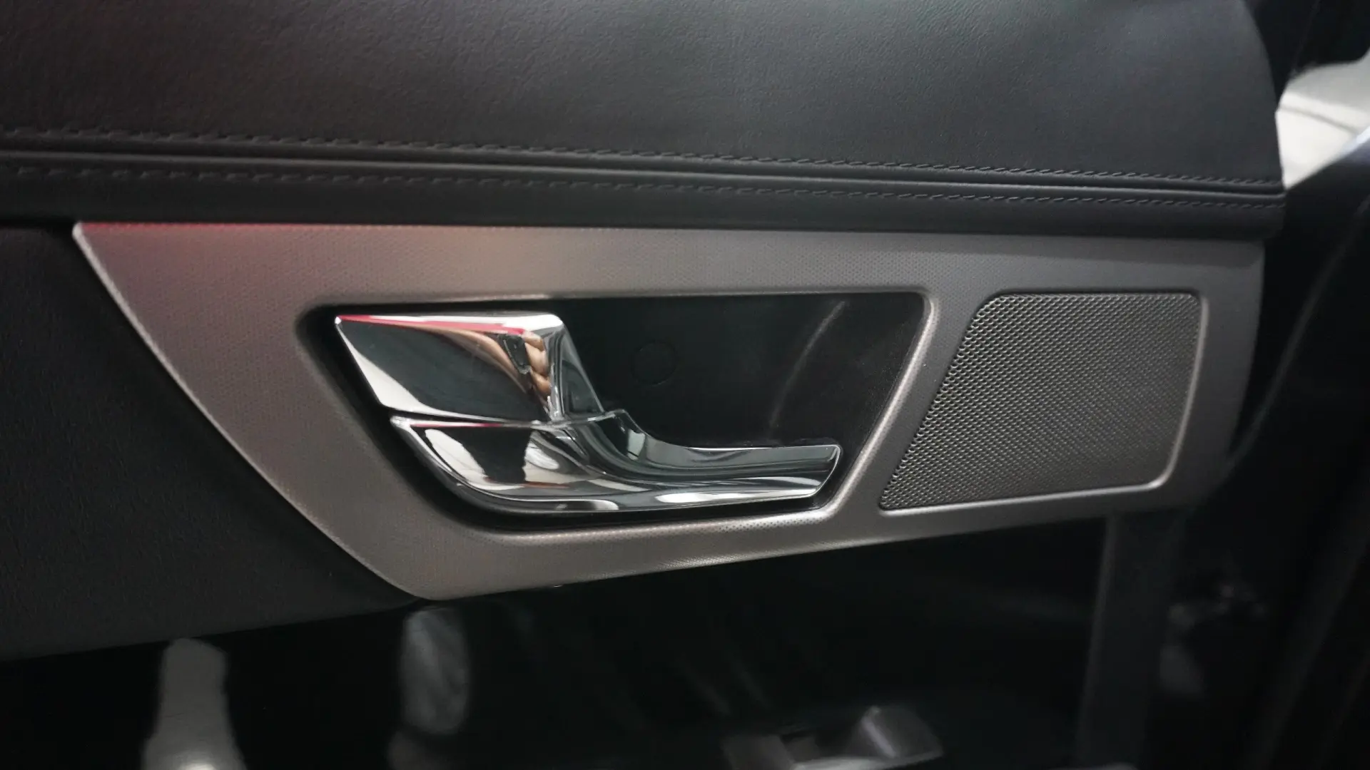 Jaguar XF 3.0 D V6 S Portfolio 17