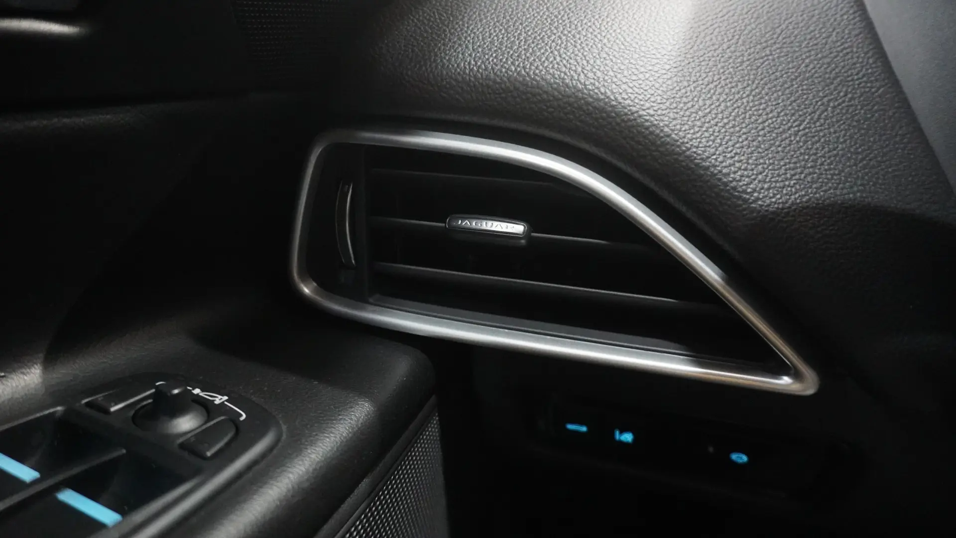 Jaguar XE 2.0 D Prestige 24