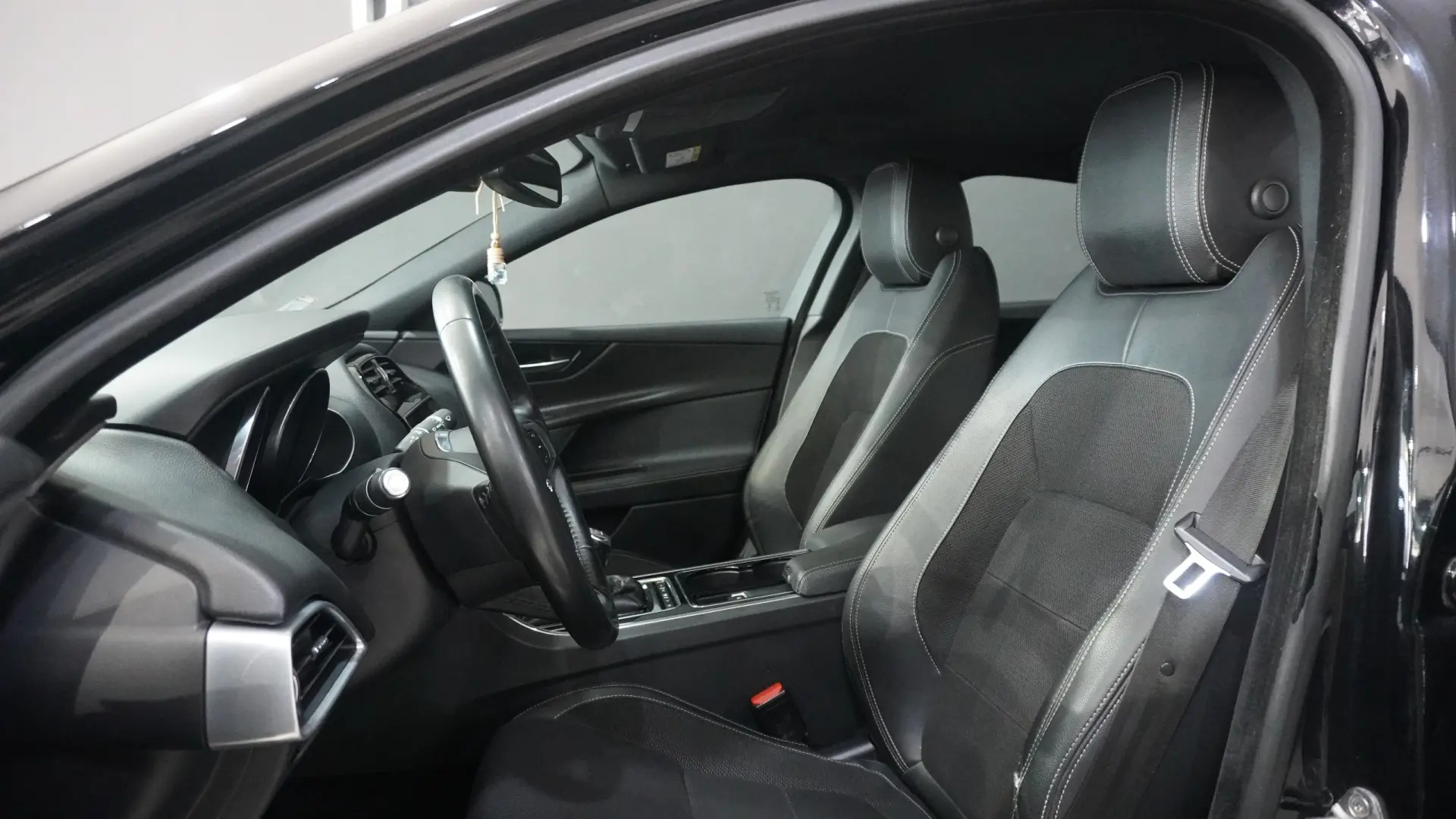 Jaguar XE 2.0 D Prestige 13